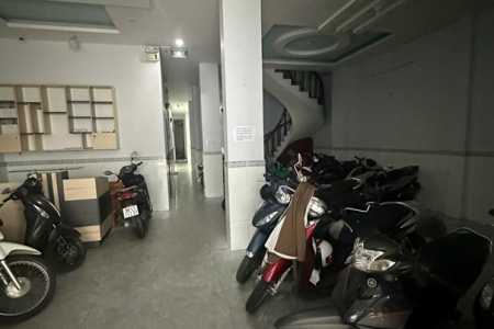 Bán căn hộ dịch vụ đường dương đức hiền DT 8,2x30 đúc 1 trệt 3 lầu sân thượng
